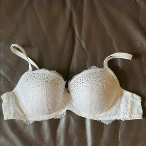 Victoria's Secret White Lace Bra fashion show 2013